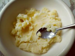 趁热用勺子将蒸熟的土豆压成泥。