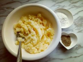 准备好胡椒粉个玉米淀粉，(如果不喜欢胡椒粉可以不放，也可以减量)