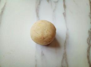 取一小块搓圆至光滑，依次做完。