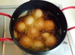 油温8成时，把土豆丸子放入锅中。中火炸至金黄即可捞出。