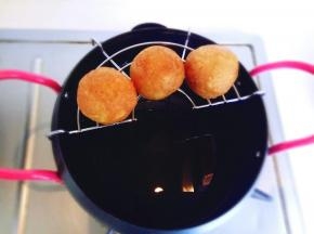 放在网上控一下油。(如果没有控油网的话，可以放在吸油纸上，吸走多余的油。)