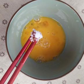 鸡蛋一个打散！放入一小撮盐拌匀！