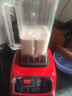 我先用破壁机打成沙，想着一样，其实还是应该蒸熟后用破壁机，打成沙再蒸，一定要乘热，不然就直接变红豆糕了，没法再拌佐料了，这就是我失败的创新