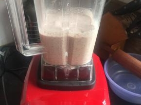 我先用破壁机打成沙，想着一样，其实还是应该蒸熟后用破壁机，打成沙再蒸，一定要乘热，不然就直接变红豆糕了，没法再拌佐料了，这就是我失败的创新