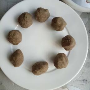 准备好绿豆馅，这里是自己炒制的绿豆沙