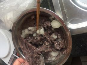 拌入蒸好的红豆沙