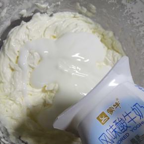 倒入酸奶，也可以用自制酸奶！