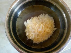 银耳用清水泡半小时左右，使其充分泡发