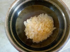 银耳用清水泡半小时左右，使其充分泡发