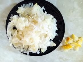 去除银耳底部的黄色部分，把银耳用手撕成小块备用