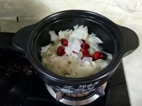 砂锅里放入银耳，冰糖和红枣