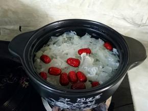 倒入清水，没过食材还要多一点