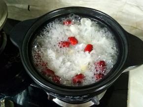 盖上盖子大火煮开转小火慢炖