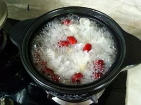 盖上盖子大火煮开转小火慢炖