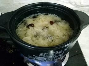 直到煮至银耳变得粘稠，煮出胶质即可