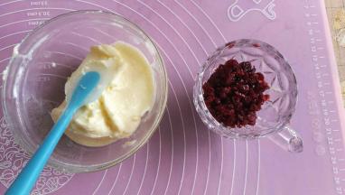 面团发酵的时候，制作内陷，奶油奶酪取出来软化，加入糖粉总手动打蛋器打至顺滑，蔓越莓干用朗姆酒泡软，切碎。备用。