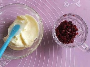 面团发酵的时候，制作内陷，奶油奶酪取出来软化，加入糖粉总手动打蛋器打至顺滑，蔓越莓干用朗姆酒泡软，切碎。备用。
