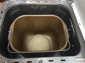 3. 滚圆进面包机桶内盖上盖子醒发30分钟