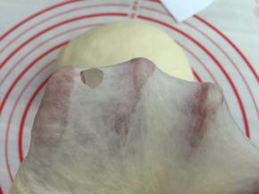 2. 揉至能拉出厚模加入油继续揉面，揉至扩展