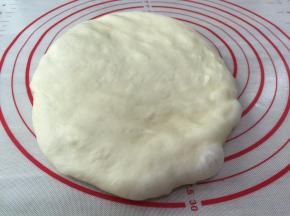 4. 醒发好的面团取出按压排气，也可用擀面杖排气