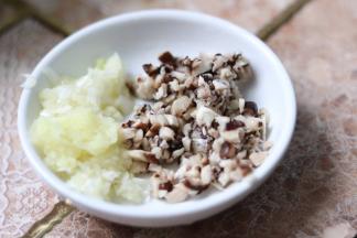 切好葱末姜末，香菇根切碎。我买的香菇没有根，所以直接切了两香菇。