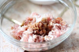 玻璃碗里放入猪肉糜加入生抽，料酒，细砂糖，食盐，黑胡椒粉，搅拌均匀。