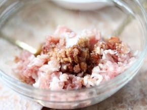 玻璃碗里放入猪肉糜加入生抽，料酒，细砂糖，食盐，黑胡椒粉，搅拌均匀。