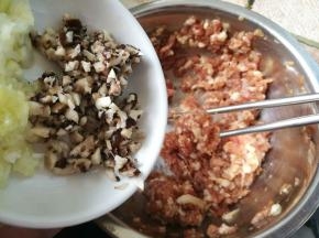 倒入香菇碎，搅拌均匀。