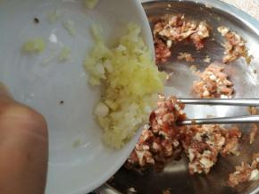 倒入葱末姜末，搅拌均匀。