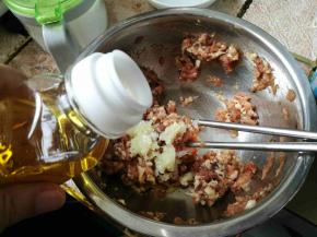 倒入食用油，搅拌均匀。