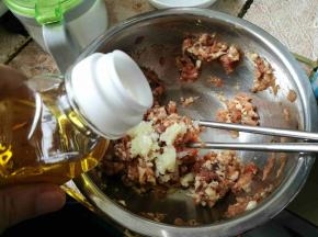 倒入食用油，搅拌均匀。