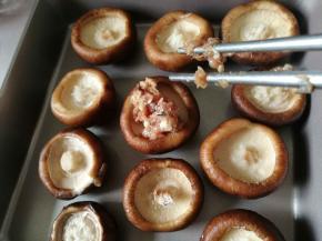 把调好的猪肉糜放到香菇盖中。