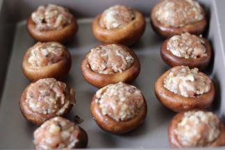 把调好的猪肉糜放到香菇盖中，依次放好每一个。