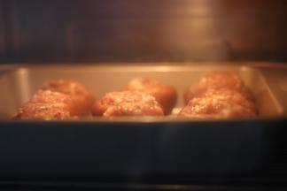 放入嫩烤箱中层，上下管205度，烘烤9分钟。普通烤箱提前预热220度，中层烘烤6分钟左右。