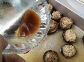 烤好得香菇酿会有不少水分，倒出少许水份加入一勺耗油，搅匀，浇在烤好得香菇酿上。