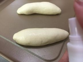 11. 码在烤盘上，用喷壶喷上少许水
