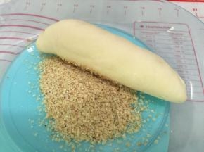 12. 整好形的面包，放在麦片上，粘上麦片