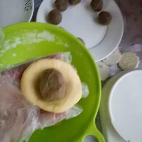 拿一块饼皮包入绿豆沙！用磨具压出花纹