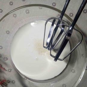 淡奶油加白糖打至8成发！