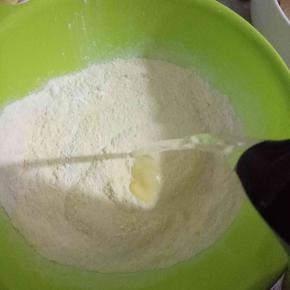 糯米粉和粘米粉白糖混合，加入适量清水！