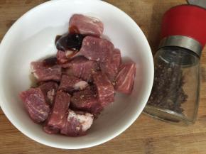 猪肉切块加入调味料腌制半小时