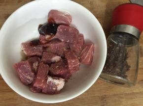 猪肉切块加入调味料腌制半小时
