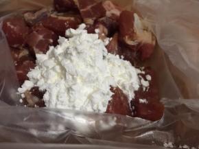 腌制好的猪肉块倒进保鲜袋内加入2勺玉米淀粉