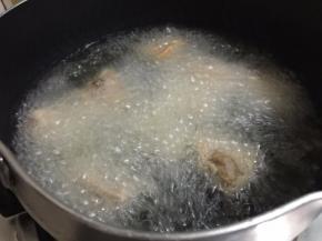 码入猪肉块，调至小火慢慢炸