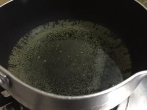 锅里坐油，烧至有鱼眼泡