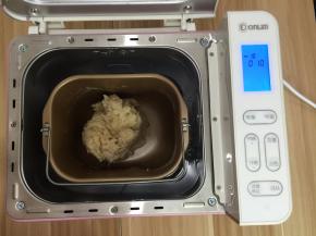 1. 除油之外，所以材料投进面包机桶（东菱T15w）启动和面程序揉至能拉出厚模加入油继续揉面，揉至扩展