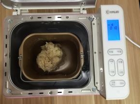 1. 除油之外，所以材料投进面包机桶（东菱T15w）启动和面程序揉至能拉出厚模加入油继续揉面，揉至扩展