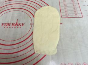 8. 取出面团擀成椭圆形