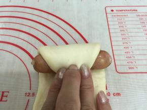 9. 翻面码上香肠从上往下卷