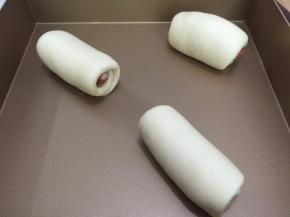 11. 再将每个小面团都整成圆形，依次放入烤盘内